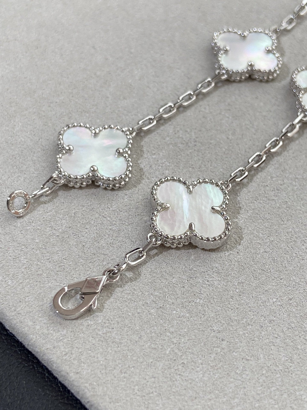 [⭐Shinejoy]CLOVER WHITE PEARL MOP 5 MOTIF BRACELET COLLECTION