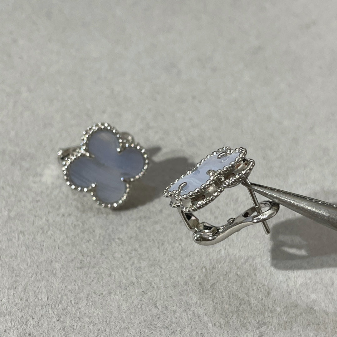 [⭐Shinejoy]クローバーカルセドニーシルバースタッドピアス