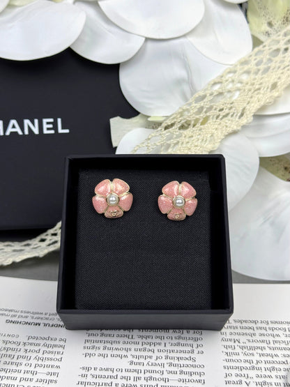 [⭐Shinejoy]26C Ohrstecker mit rosa Kamelienblüte, Perle und Emaille