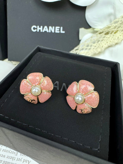 [⭐Shinejoy]26C Ohrstecker mit rosa Kamelienblüte, Perle und Emaille