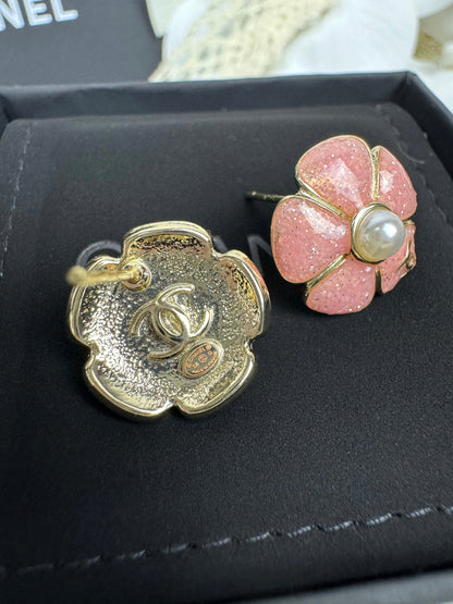 [⭐Shinejoy]26C Ohrstecker mit rosa Kamelienblüte, Perle und Emaille