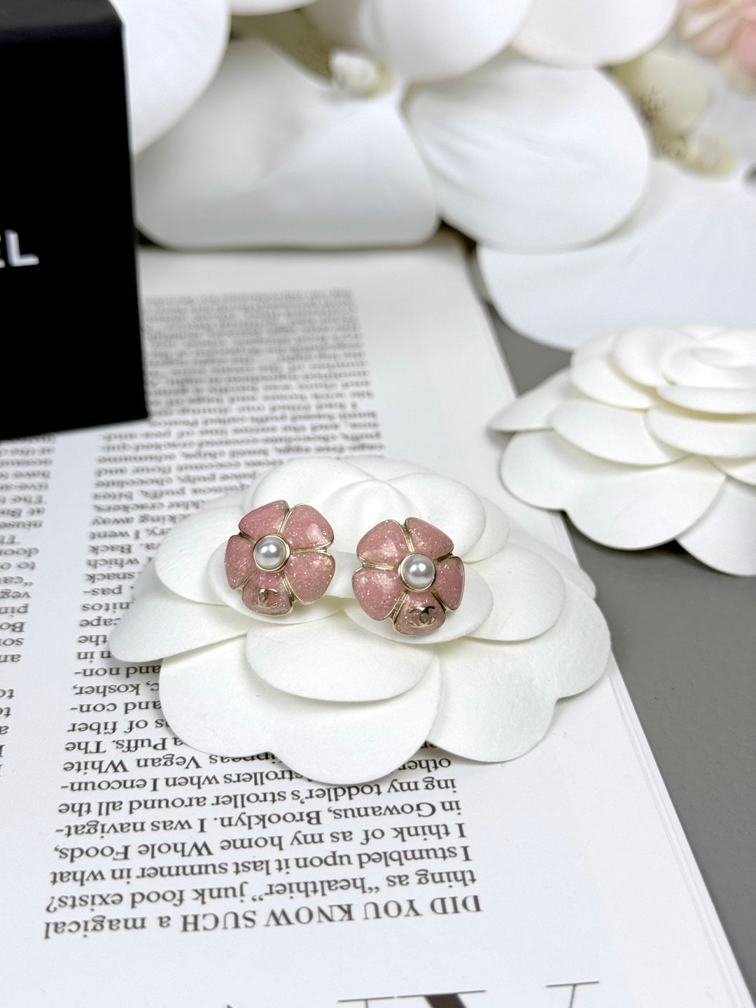 [⭐Shinejoy]26C Ohrstecker mit rosa Kamelienblüte, Perle und Emaille