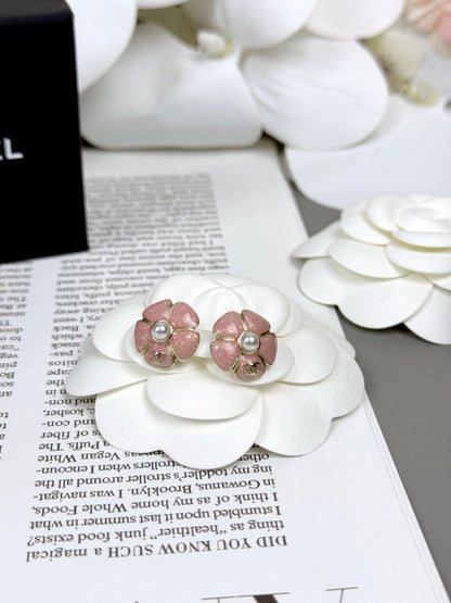 [⭐Shinejoy]26C Ohrstecker mit rosa Kamelienblüte, Perle und Emaille