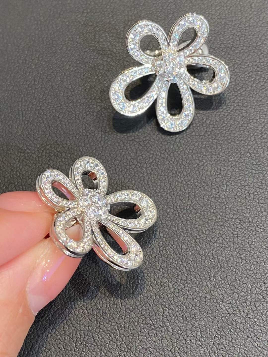 [⭐Shinejoy]フラワーレースピアス フルダイヤモンド
