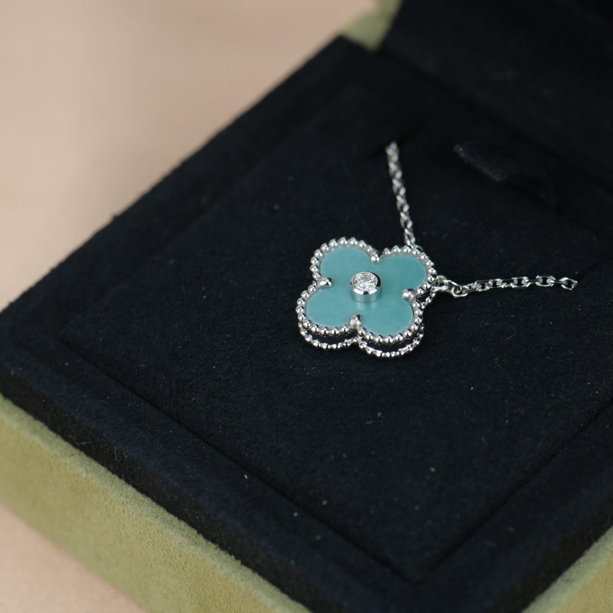 {
  "⭐Shinejoy": "CLOVER 15MM DIAMOND SVRES PORCELAIN NECKLACE SILVER"
}
