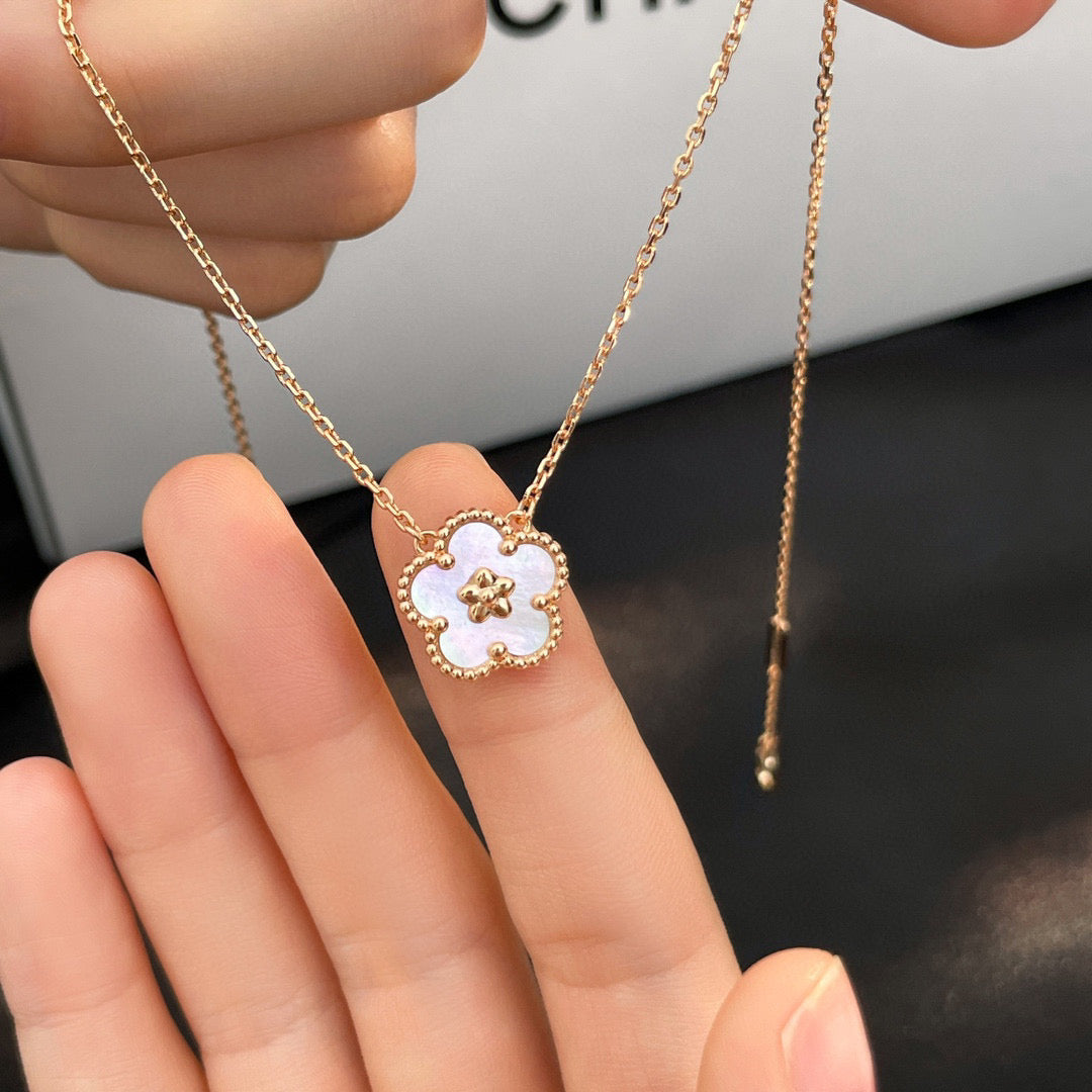 [⭐Shinejoy]LUCKY  WHITE MOP  PLUM BLOSSOM NECKLACE