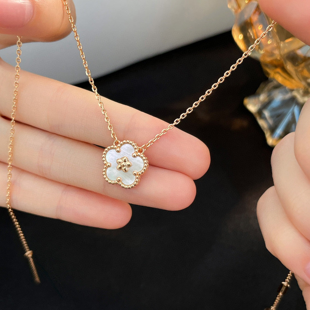 [⭐Shinejoy]LUCKY  WHITE MOP  PLUM BLOSSOM NECKLACE