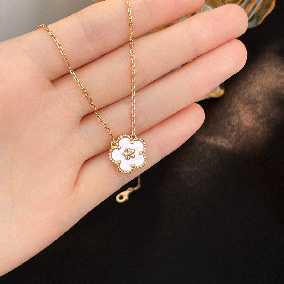 [⭐Shinejoy]LUCKY  WHITE MOP  PLUM BLOSSOM NECKLACE