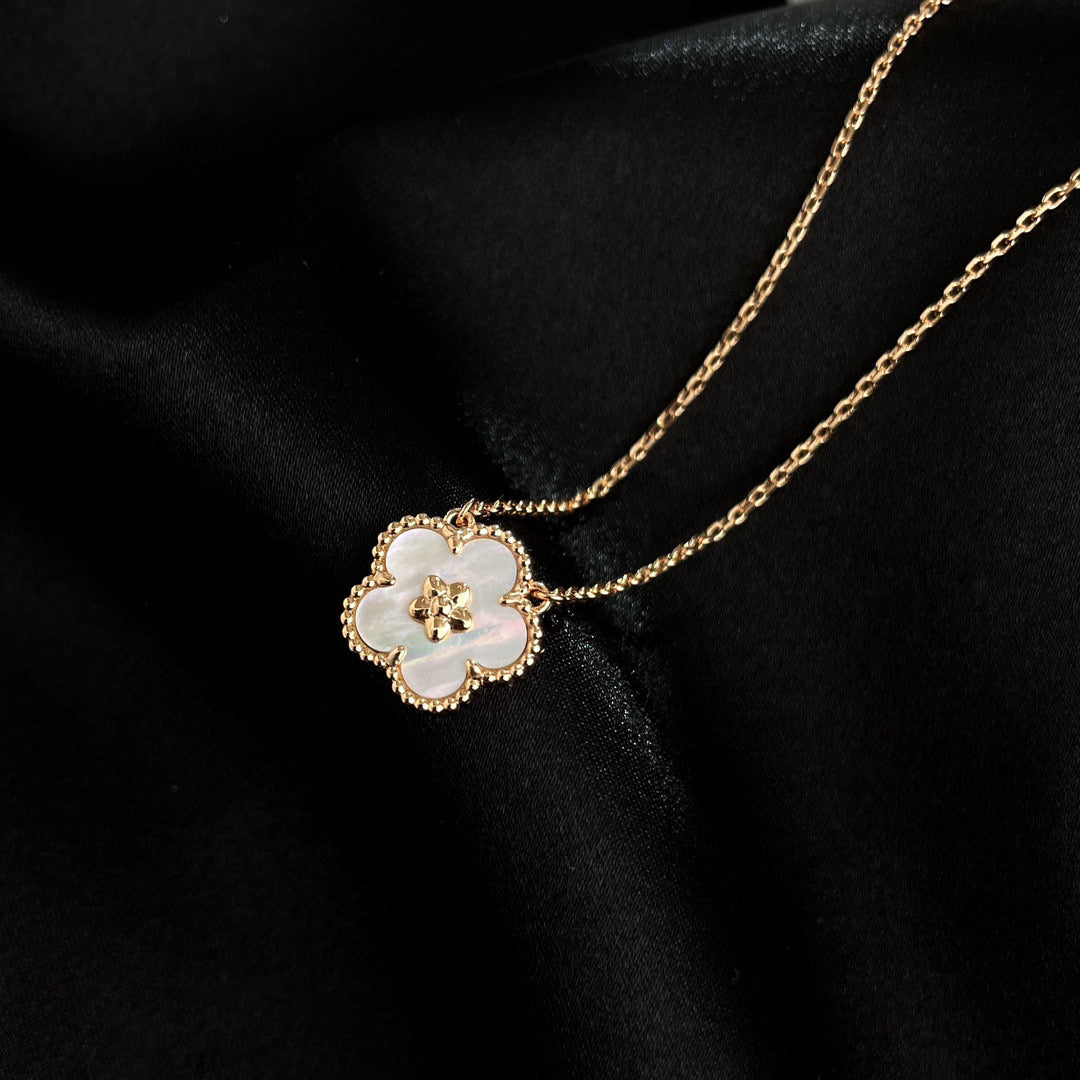 [⭐Shinejoy]LUCKY  WHITE MOP  PLUM BLOSSOM NECKLACE